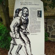 Eine Info-Stele in Rohrbach im Odenwald. Individuelle Tafeln erzählen von der Lokalgeschichte.