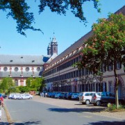 Die Fürstliche Kirche und der Schlossplatz in Amorbach